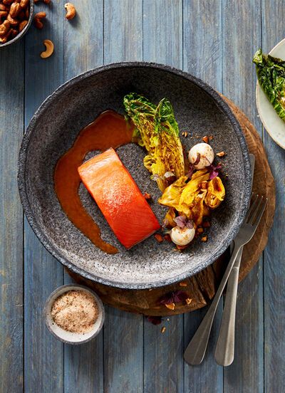 Alaska Wildlachsfilet mit fermentiertem Salatherz-Kimchi und süßer Cas ... Alaska Wildlachsfilet mit fermentiertem Salatherz-Kimchi und süßer Cas ...