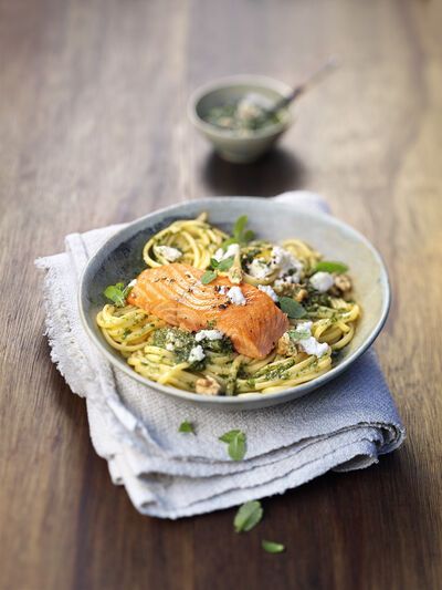 Alaska Wildlachsfilet mit Pasta und Minzpesto – Pahle GmbH Alaska Wildlachsfilet mit Pasta und Minzpesto – Pahle GmbH